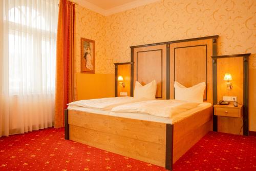 a bedroom with a large bed in a room at Alte Landratsvilla Hotel Bender in Westerburg