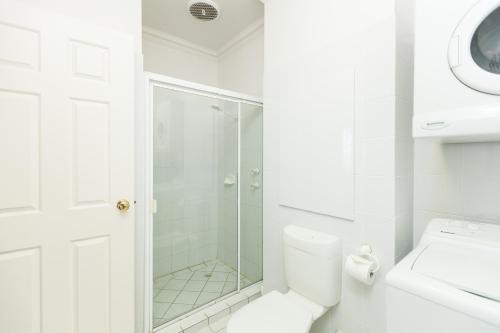 A bathroom at Majestic Tynte Street Apartments