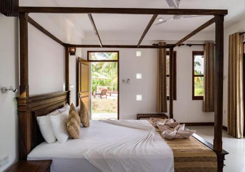 Cama o camas de una habitación en The Coconut Gardens Hotel & Restaurant