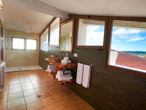 baño con lavabo y 2 ventanas en El Rincón de Majadas, en Las Majadas