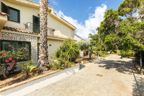 dom z palmą obok podjazdu w obiekcie Solemar Sicilia - Villa Anastasia w mieście Ficarazzi