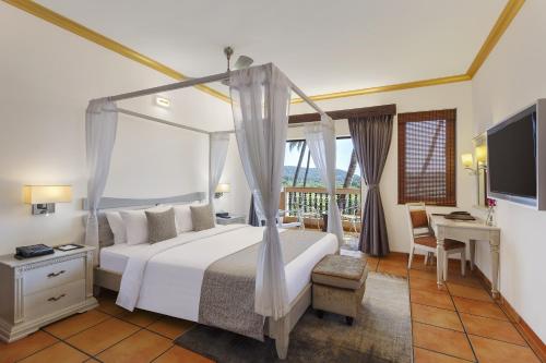 Voodi või voodid majutusasutuse Lazy Lagoon, Baga A Lemon Tree Resort, Goa toas