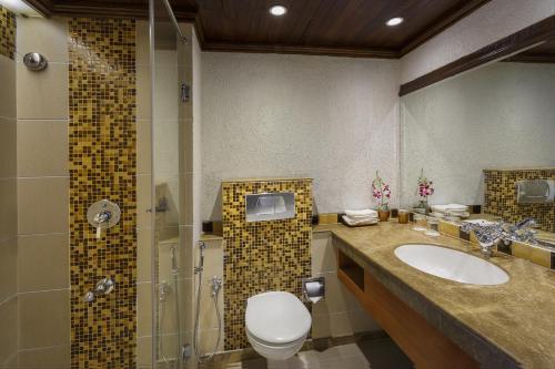 Lazy Lagoon, Baga A Lemon Tree Resort, Goaにあるバスルーム