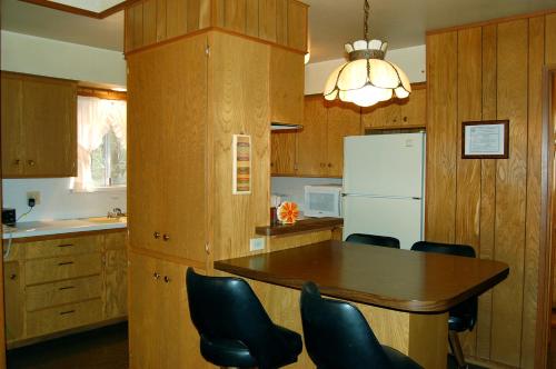 a kitchen with a table and chairs and a refrigerator at 84 Hastings Hideaway in Wawona