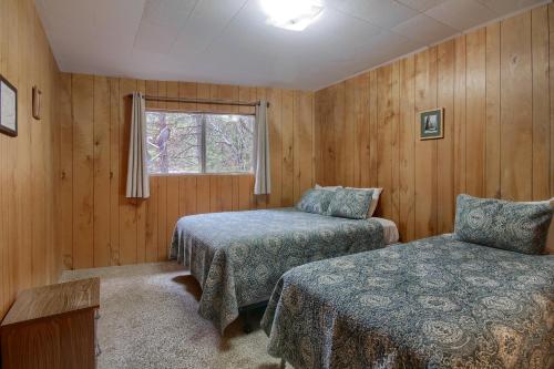 a bedroom with two beds and a window at 25A Villarreal Retreat in Wawona
