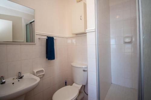 La salle de bains est pourvue de toilettes, d'un lavabo et d'une douche. dans l'établissement 18 The Shades Umhlanga Rocks, à Durban
