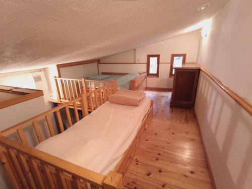 En eller flere senge i et værelse på La guérite du Locum