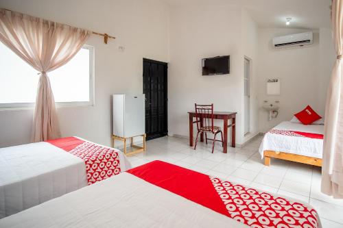 A bed or beds in a room at OYO Hotel Posada San Vicente, Huatulco