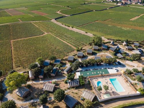 La alberca dentro o cerca de Huttopia Meursault