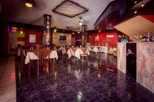 a restaurant with a dining room with tables and chairs at Hotel La Silla in Monterrey