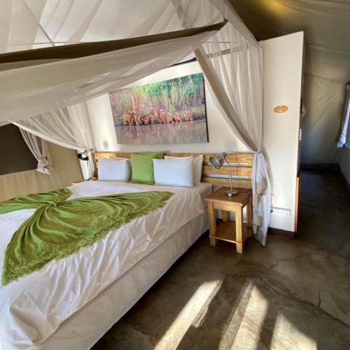 Honeyguide Tented Safari Camp - Khoka Moyaにあるベッド