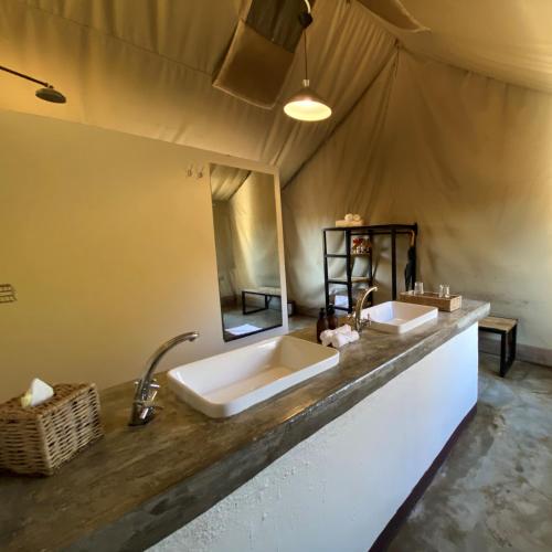 Honeyguide Tented Safari Camp - Khoka Moyaにあるベッド