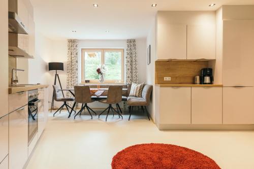 a kitchen and dining room with a table and chairs at Ferienhaus Alpen Lodge und die Gams in Neurur