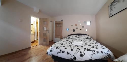 um quarto com uma cama com um edredão preto e branco em Penzión Marína pri Slovenskej reštaurácii em Brezno