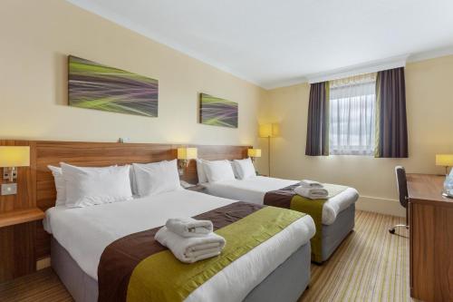 Un pat sau paturi într-o cameră la Holiday Inn Leamington Spa - Warwick, an IHG Hotel
