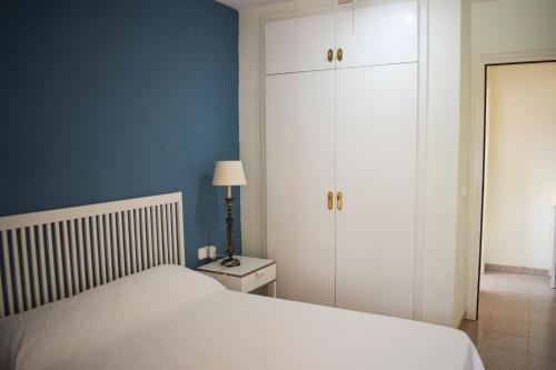 デニアにあるAnacasa Mare Nostrum Marineta AP2119のベッドルーム1室(白いベッド1台、青い壁付)