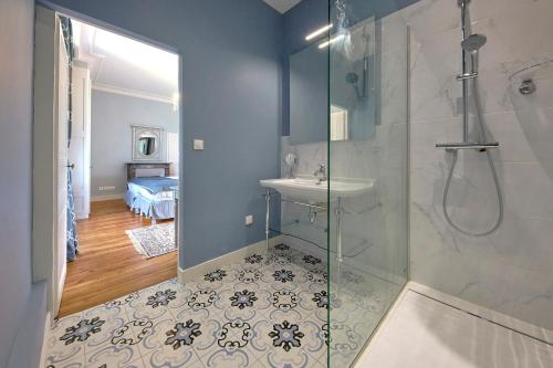 une salle de bain avec douche et lavabo dans l'établissement Chateau Vary, à Jarzé