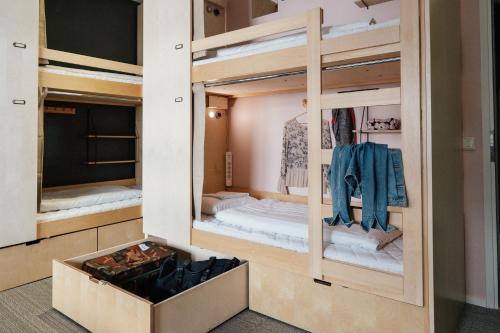 Zimmer mit 2 Etagenbetten und einem Spiegel in der Unterkunft The Yard Hostel in Helsinki