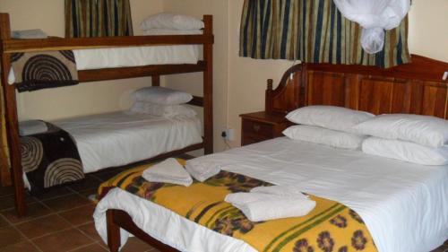 a bedroom with two bunk beds with towels at Seeheim Hotel in Seeheim