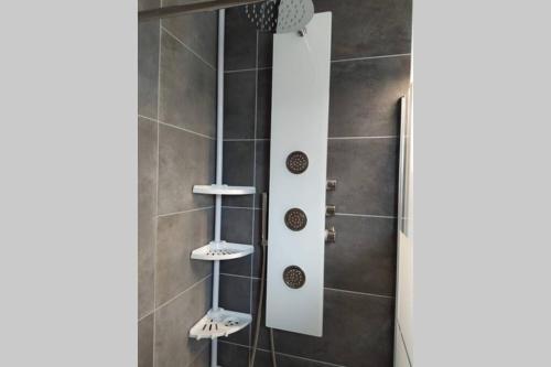 Phòng tắm tại logement climatisé avec spa au milieu des oliviers