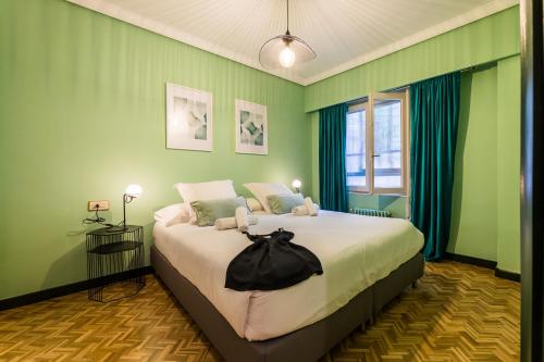 Postel nebo postele na pokoji v ubytování ZUBIETA SUITE by Sweet Home San Sebastian