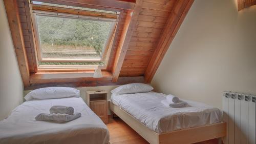 Postel nebo postele na pokoji v ubytování Saplan Real Estate ERA LANA