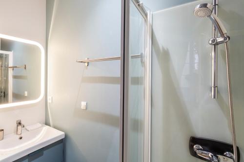 La salle de bains est pourvue d'une douche et d'un lavabo. dans l'établissement Carmen, charmant T2, entre Château et Cathédrale, à Nantes
