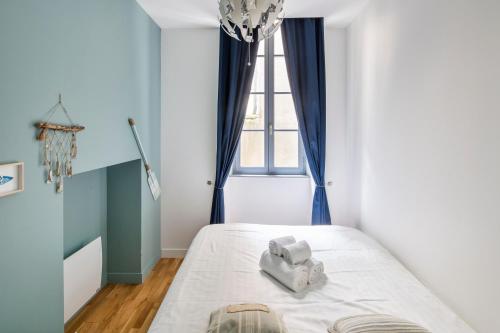 sypialnia z łóżkiem i oknem w obiekcie Carmen, charmant T2, entre Château et Cathédrale w mieście Nantes