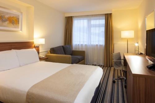 um quarto de hotel com uma cama e uma secretária em Holiday Inn Norwich North, an IHG Hotel em Norwich