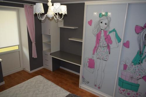un dibujo de una chica en una puerta del armario en Apartment on Getmana Vigovskogo 49, en Rivne
