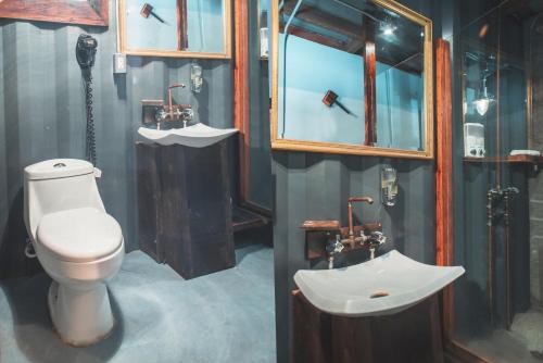 a bathroom with a toilet and a sink at Hotel Castillo Ferrer in Valle de Guadalupe