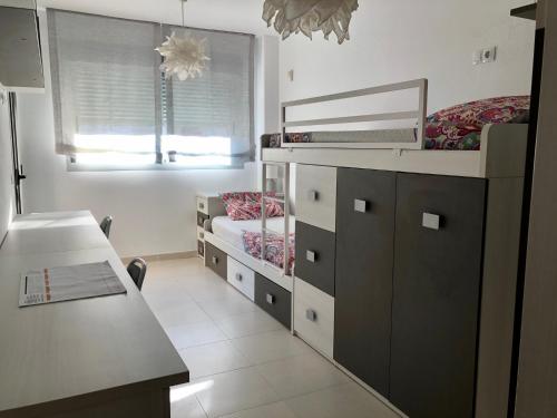Habitación pequeña con litera y escritorio. en Els Llorers, en Hospitalet de l'Infant