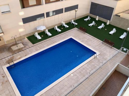 una vista aérea de una piscina en un edificio en Els Llorers, en Hospitalet de l'Infant