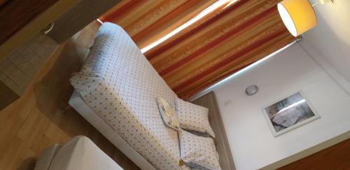1 dormitorio con 1 cama con cortina y ventana en Hôtel Pacific en Calais