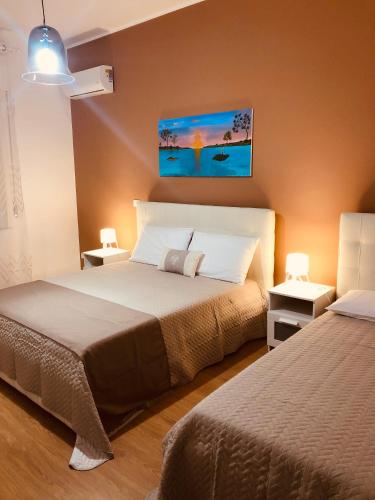 una camera da letto con un letto grande e due comodini di CONCORDIA LUXURY a Agrigento