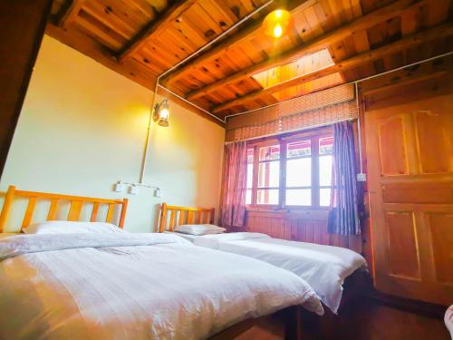 Katil atau katil-katil dalam bilik di Tiger leaping gorge tea horse gasthaus
