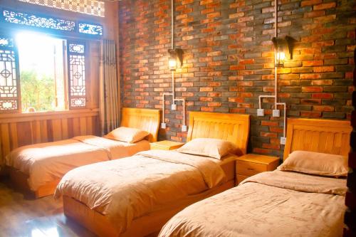 Katil atau katil-katil dalam bilik di Tiger leaping gorge tea horse gasthaus