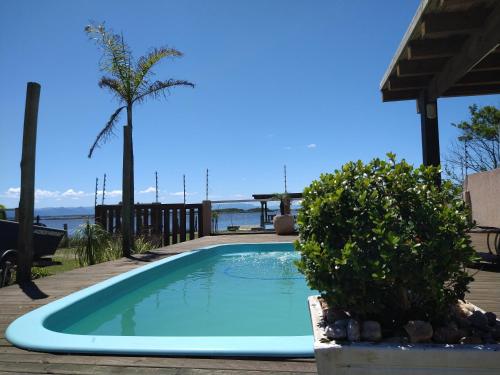 Zdjęcie z galerii obiektu Casa na beira da lagoa com piscina e rampa para embarcações w mieście Tramandaí
