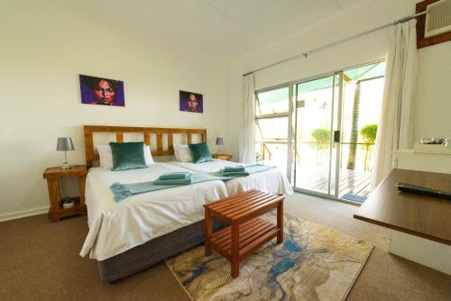 - une chambre avec un grand lit et une fenêtre dans l'établissement Tamboti Ridge Bed and Breakfast, à Pongola Game Reserve