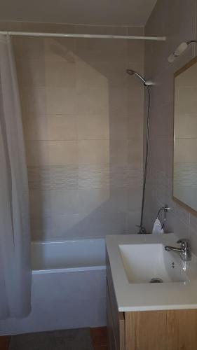 a bathroom with a sink and a bath tub at casa de pueblo in Guaro