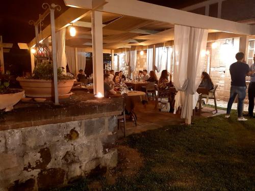 a group of people sitting at a restaurant at night at locanda della pacchiana in San Salvatore Telesino