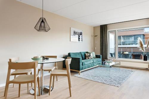 uma sala de estar com uma mesa e um sofá em BJØRVIKA APARTMENTS, Teaterplassen, Oslo city center em Oslo