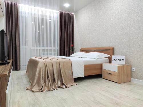 Una cama o camas en una habitación de КВАРТИРА-LUX в центре города, улица Семенова, 37