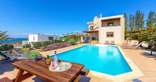 Bazén v ubytování Villa Agnanti Exceptional Secluded Tranquil Sunset Beach Villa nebo v jeho okolí