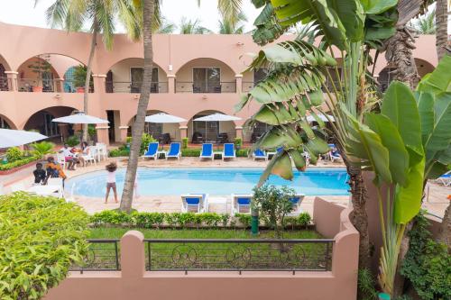 - une vue sur la piscine du complexe dans l'établissement Airport Hotel Casino du Cap-vert, à Dakar