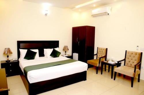 Ένα ή περισσότερα κρεβάτια σε δωμάτιο στο Hotel Noor Plaza