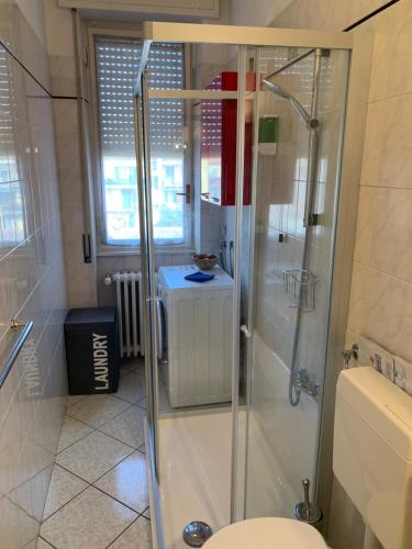 A bathroom at Appartamento nel cuore di Arona - box privato