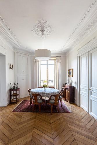 une salle à manger avec une table et des chaises dans l'établissement Veeve - Elegant Interiors in Bastille, à Paris