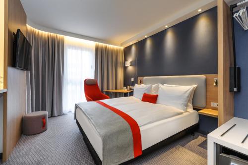 Säng eller sängar i ett rum på Holiday Inn Express - Berlin - Alexanderplatz, an IHG Hotel