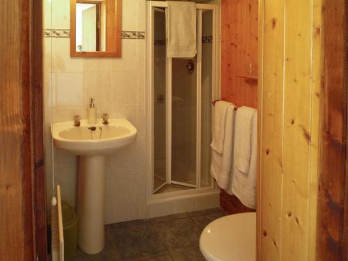 y baño con lavabo y ducha. en Atlantic View Holiday Home Killybegs, en Killybegs